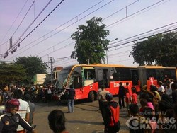 Bus TransJ yang Ditabrak Dievakuasi, Perjalanan KRL Kembali Normal