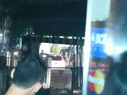 Ada Percikan Api dari Kabel Tiang Listrik di Tanjung Duren