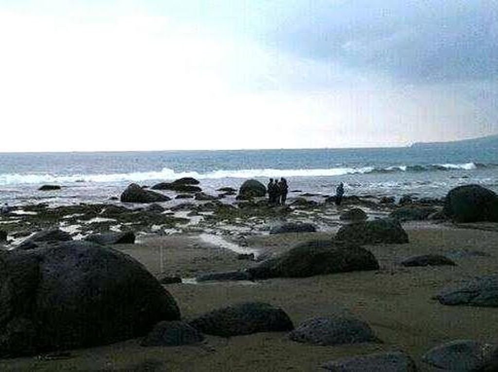 Arung Gelombang di Pelabuhan Ratu Arung Gelombang di Pelabuhan Ratu