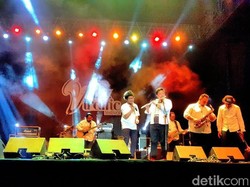 Sihir Kunto Aji di Jazz Traffic Festival, Lautan Jomblo Histeris