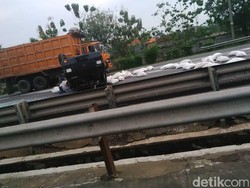 Mobil Pikap Terbalik di Tol Merak, Muatan Berisi Karung Berserakan