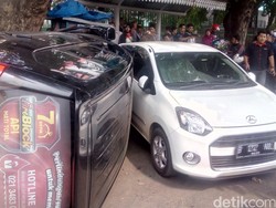 Mobil Terguling di Jalan Kramat Raya, Lalu Lintas Macet
