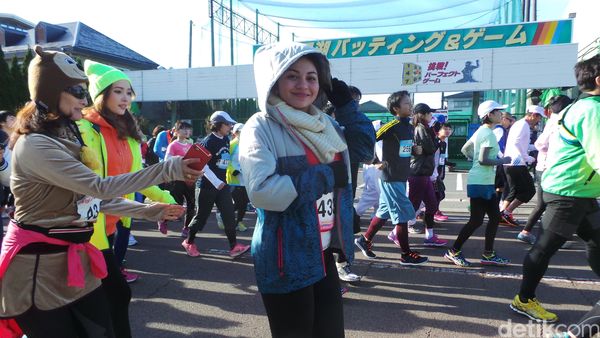Asyiknya Ariel Tatum Maraton di Kaki Gunung Fuji!
