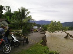 Diguyur Hujan Deras, Badan Jalan di Pidie Ambles dan Longsor