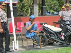 Slamet Penjual Koran Difabel Jadi Inspirasi Ratusan Polisi di Banyumas