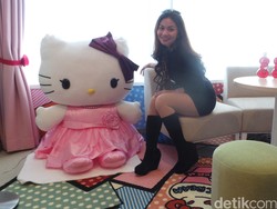 Bikin Iri! Ariel Tatum Tidur Bareng Hello Kitty di Jepang