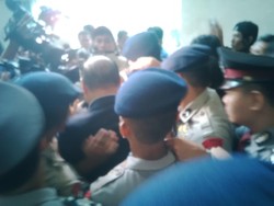 Usai Rapat, Kahar Muzakir Dikawal Brimob dan Enggan Berkomentar