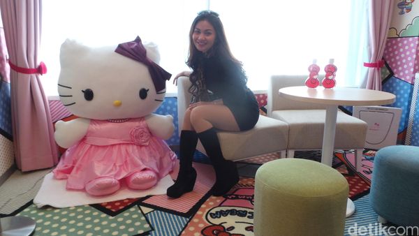 Kawaii! Yuk, Intip Kamar Hotel Hello Kitty Ariel Tatum di Jepang