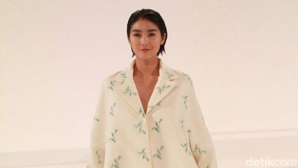 Gaya Feminin dan Casual ala Dominique Diyose