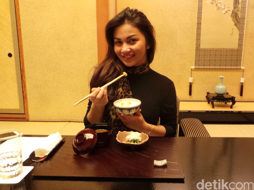 Disuguhi Makanan Khas Jepang, Ariel Tatum Tak Berhenti Ngunyah Disuguhi Makanan Khas Jepang, Ariel Tatum Tak Berhenti Ngunyah