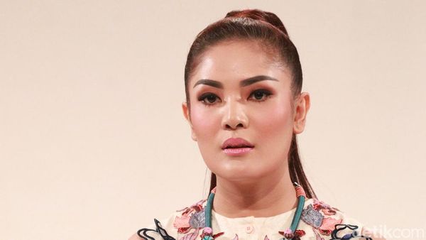 Lenggak-lenggok Nindy Ayunda di Catwalk