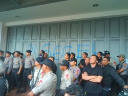 Tumpahkan Kekesalan, Driver Lepas Jaket dan Segel Kantor Go-Jek Bandung