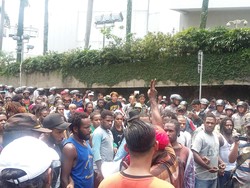 Puluhan Pendemo Asal Papua Masih Bertahan, Jl Imam Bonjol Ditutup