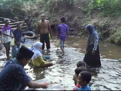Semburan Air di Lahan Tandus Probolinggo Kian Deras, Lokasi Makin Ramai