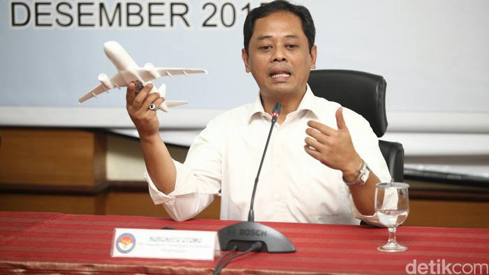 Kerusahakan Sistem Kemudi Penyebab Utama Kecelakaan Pesawat Air Asia QZ 8501 Mardjono Siswosuwarno Investigator KNKT, Soerjanto Tjahjono Ketua KNKT, Nurcahyo Utomo PLT Kasubkom Investigasi Kecelakaan Penerbangan memberikan keterangan pers tentang hasil penyelidikan KNKT atas kecelakaan pesawat Air Asia QZ 8501 di Kantor KNKT, Jakarta, Selasa (1/12/2015).