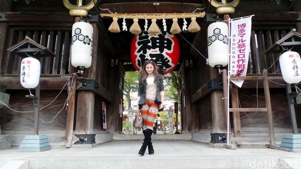 Mengintip Ariel Tatum Jalan-jalan di Kuil Jepang
