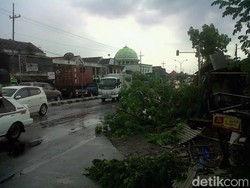 Angin Kencang di Lamongan Rusak Ratusan Rumah