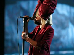 Pengakuan Mengejutkan Penyanyi Sia, Ternyata Nenek 2 Cucu