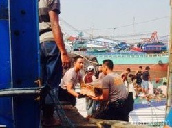 Kapal Antar Pulau Karam di Pelabuhan Kalimas