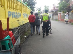 Ciat! Bripda Jakson Ringkus 2 Pelajar yang Tenteng Celurit Hendak Tawuran