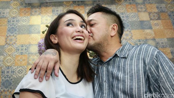 Aww, Mesranya Franky Sihombing Cium Feby Febiola