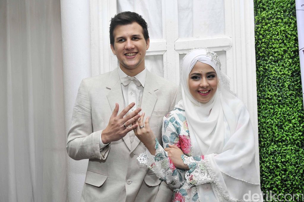 Risty Tagor menikah dengan Stuart Collin