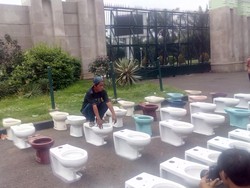 Sindir Setya Novanto dan MKD, Puluhan Jamban Disusun Rapi di DPR