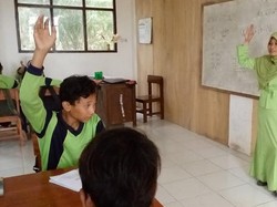 Hebat, Ibu Guru Tunadaksa ini Dirikan Sekolah Gratis