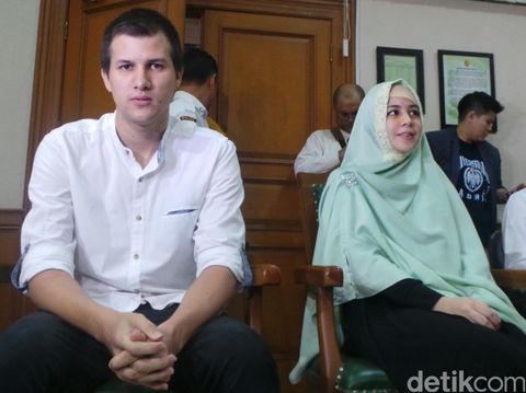 {Minggu} 5 Artis Indonesia Nikah Kilat, Ada yang Cuma 4 Bulan