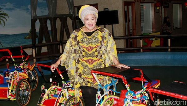 Dewi Hughes dan Becak Mini