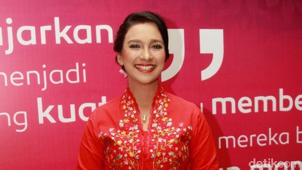 Pesona Shahnaz Haque Berkebaya Merah