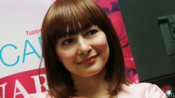 New Hair! Dewi Rezer Cantik Berponi