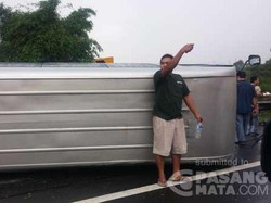 Mobil Travel Terbalik di Tol Cipularang Arah Jakarta