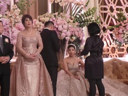 Hiasan Bunga di Pernikahan Putri Novanto Jadi Obyek Foto-foto