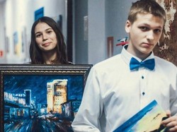 15 Seniman Muda Rusia Lelang Lukisan dengan Makanan