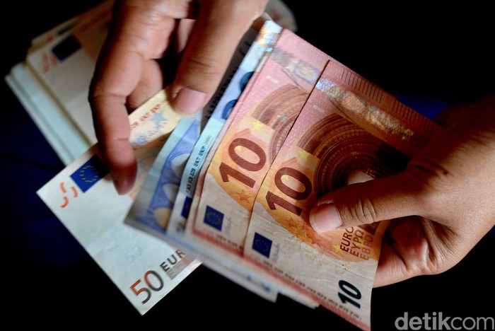 Mata Uang Euro Menghitung mata uang Euro