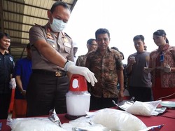 Begini Cara Polda Kalbar Musnahkan Sabu: Diblender, Dicampur Air dan Racun!