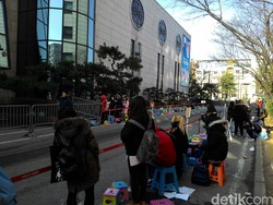 Merasakan Jadi Fansite Idola KPop di Depan Gedung KBS