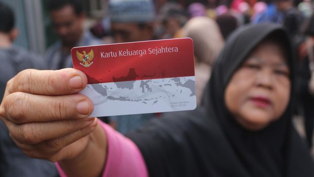 PEMBAGIAN KARTU KELUARGA SEJAHTERA Seorang warga menunjukkan Kartu Keluarga Sejahtera (KKS) saat pembagian di Kantor Pos Rawamangun, Jakarta, Kamis (03/12). KKS tersebut berisikan dana sosial sebesar Rp200.000 per bulan yang pencairannya dilakukan setiap tiga bulan sekali dan dana tersebut dapat diambil kapan saja tanpa batas waktu tertentu. ANTARA FOTO/M. Ali Wafa/nz/15.