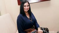 Gaya Titi DJ dengan Celana Tenun