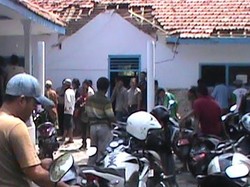 Tebang Pohon Kamboja yang Tumbuh di Makam Desa, Ketua RT ini Diluruk Warga