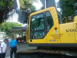 Pemkot Surabaya Terima Hibah Ekskavator untuk Tangani Banjir