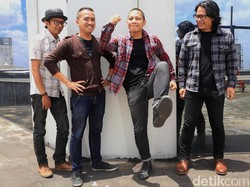 Kisah Cinta Satir yang (Ternyata) Laku di Pasar Musik