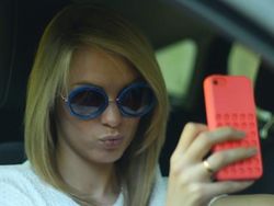 Di Prancis, Pakai Ponsel Sambil Nyetir Didenda Rp 2,2 Jutaan