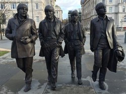 Ingin Pose Bareng Patung The Beatles?