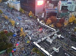 Puluhan Ribu Demonstran Korsel Serukan Presiden Park Mundur