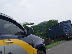 Truk Trailer di Tol Cikampek Sudah Dievakuasi, Lalin Masih Macet