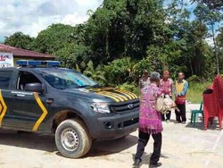 Sebuah Pesta Adat untuk Mobil Patroli Polisi di Perbatasan Malaysia