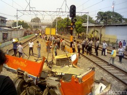 KCL yang Tabrakan dengan Metromini Selesai Dievakuasi dari TKP