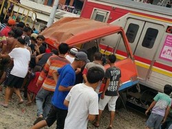 Metro Mini Tertabrak Commuter Line di Angke, Lalin Macet 1 Km